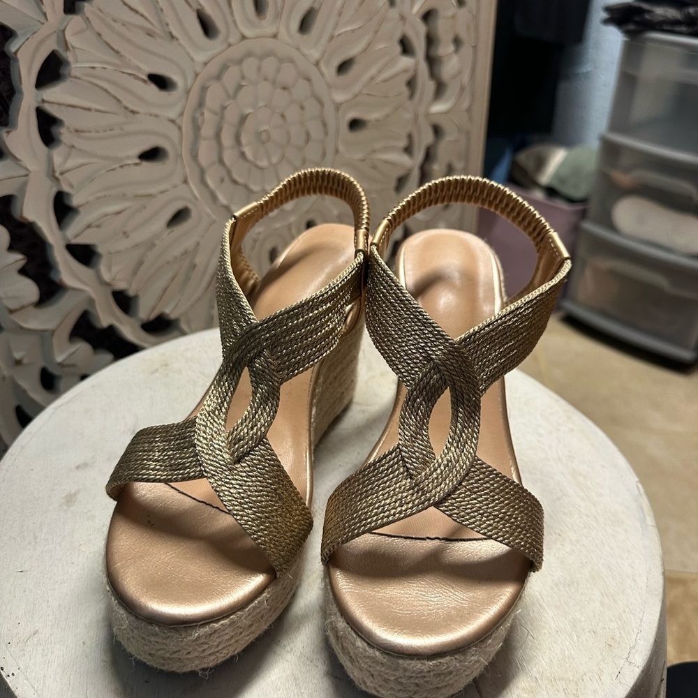 Elegant Gold Wedge Sandals with Crisscross Straps